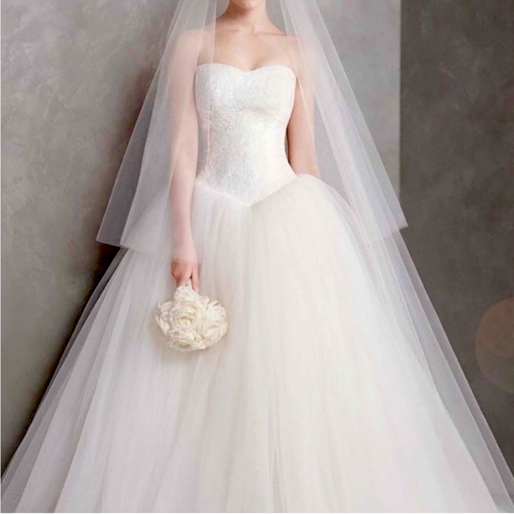 Vera Wang Chantilly Lace Ball Gown Wedding Dress